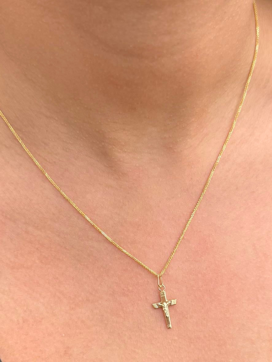 Dije Cruz con Cristo 0.4gr / 2.1cm / 10.1mm — Oro Amarillo
