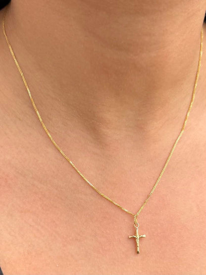 Dije Cruz con Cristo 0.35gr / 2.1cm / 9.4mm — Oro Amarillo