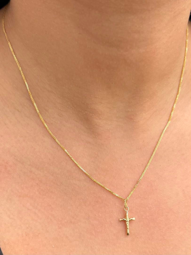 Dije Cruz con Cristo 0.35gr / 2.1cm / 9.4mm — Oro Amarillo