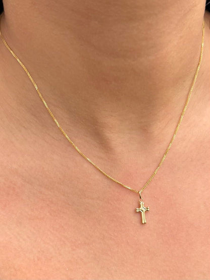 Dije Cruz 0.3gr / 1.9cm / 7.8mm — Oro Amarillo