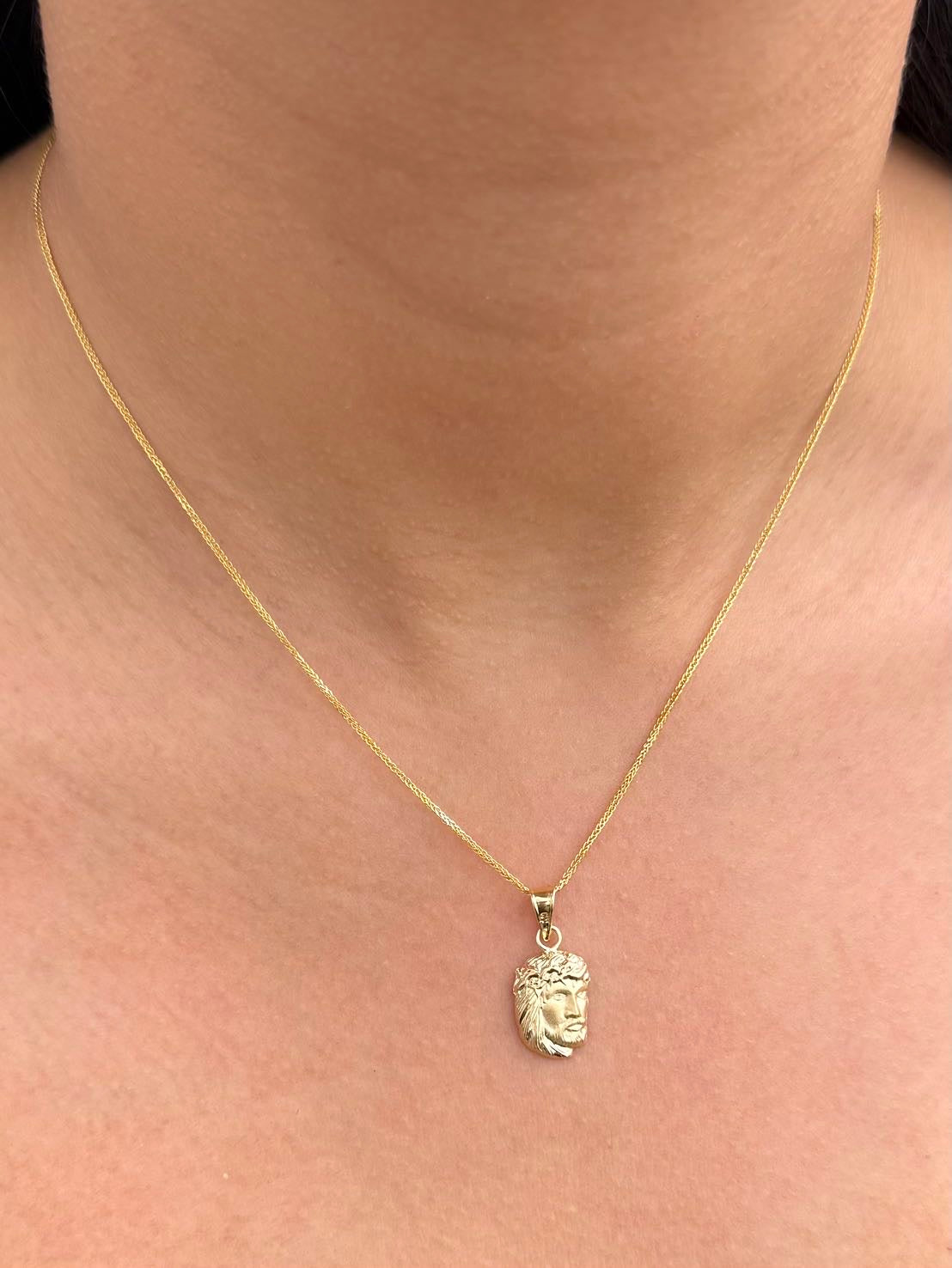 Dije Rostro de Jesus 0.8gr / 2.2cm / 10.1mm — Oro Amarillo