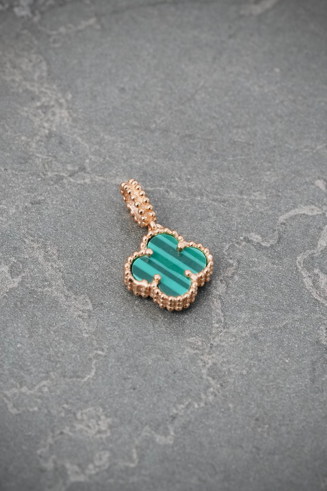 Dije Lucky clover piedra Verde 0.9gr / Largo 1.6cm — Oro Rosado