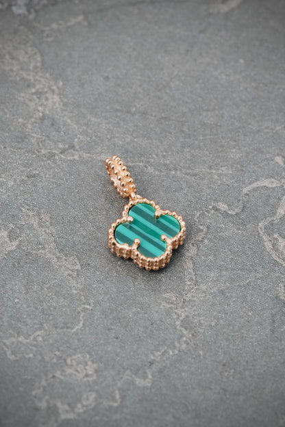 Dije Lucky clover piedra Verde 0.9gr / Largo 1.6cm / Oro Rosado Nac M