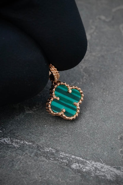 Dije Lucky clover piedra Verde 0.9gr / Largo 1.6cm / Oro Rosado Nac M