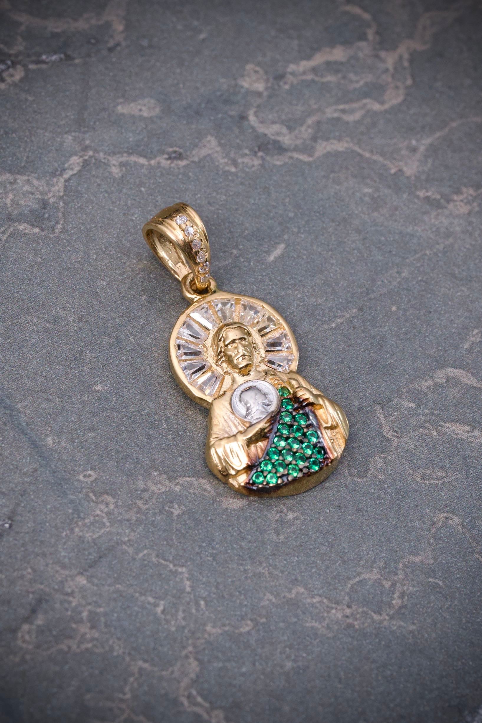Dije san judas con swarovski verde 2.95gr / Largo 2.8cm — Oro Amarillo