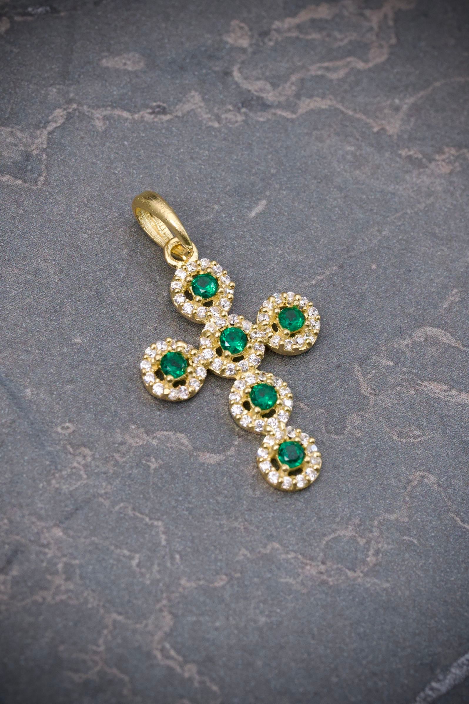 Dije Cruz con swarovski Verde 2.2gr / Largo 3cm / Oro Amarillo Nac B