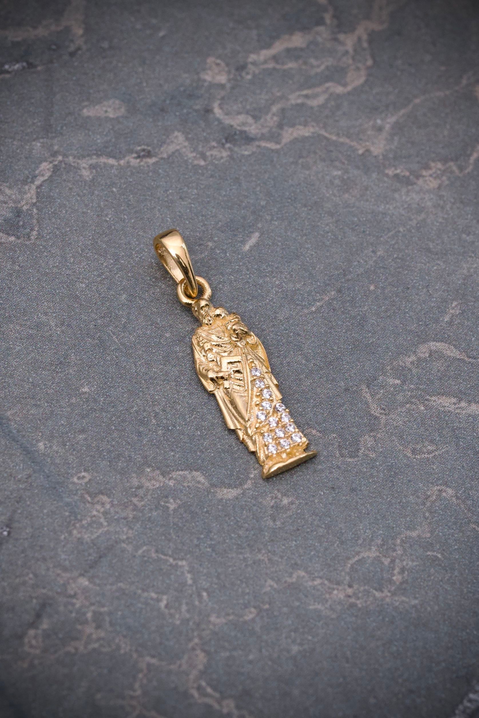 Dije SAN JOSE con swarovski blanco 1.35gr / Largo 2.4cm — Oro Amarillo