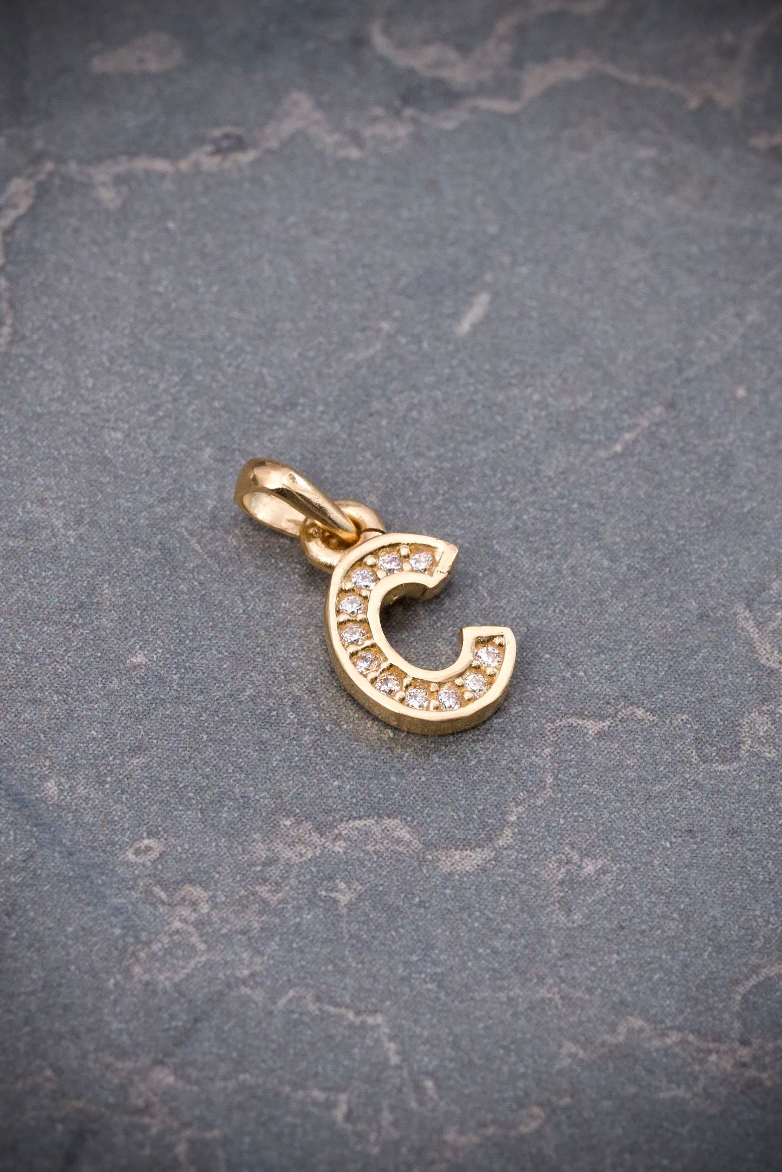 Dije letra c con swarovski blanco 0.75gr / Largo 1.5cm / Oro Amarillo Nac B