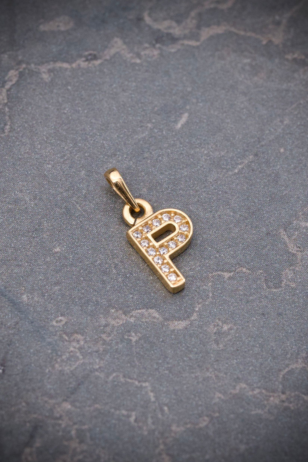 Dije letra p con swarovski blanco 0.7gr / Largo 1.5cm — Oro Amarillo