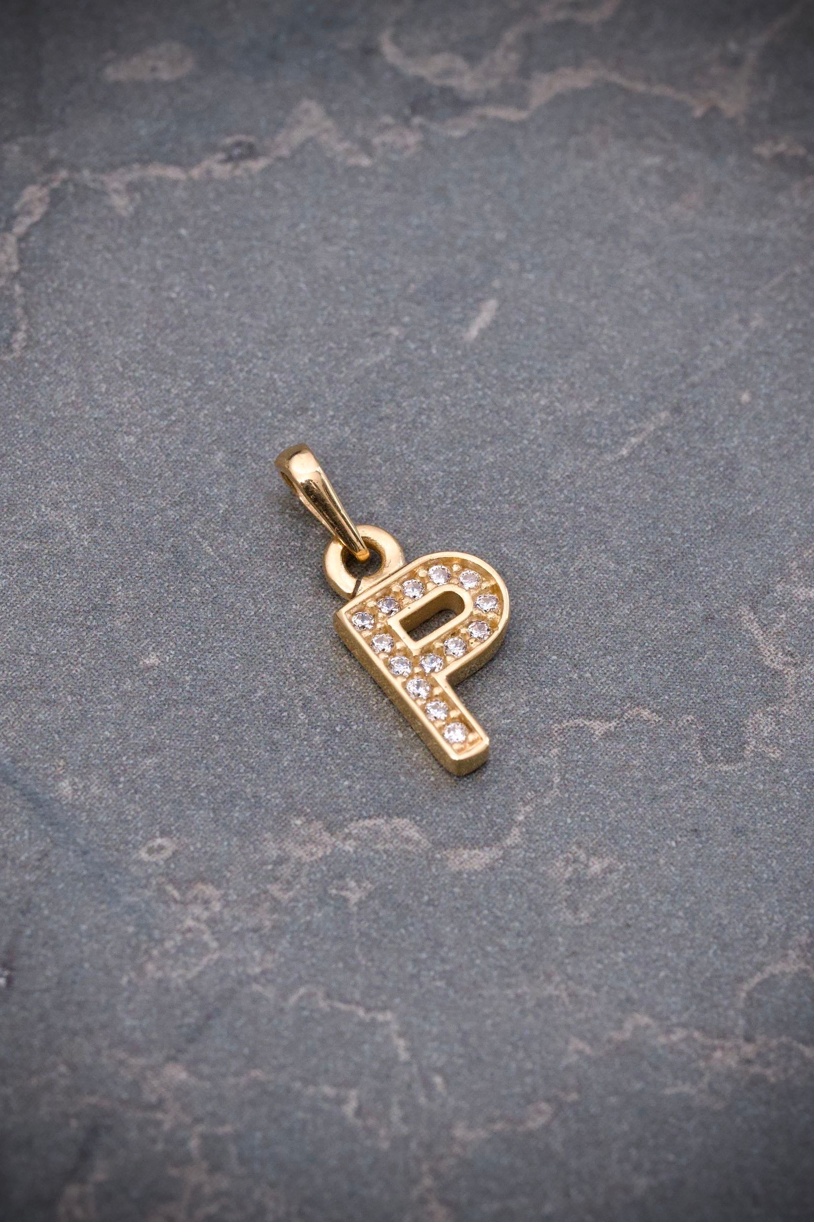 Dije letra p con swarovski blanco 0.7gr / Largo 1.5cm / Oro Amarillo Nac B