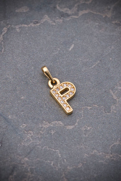Dije letra p con swarovski blanco 0.7gr / Largo 1.5cm / Oro Amarillo Nac B