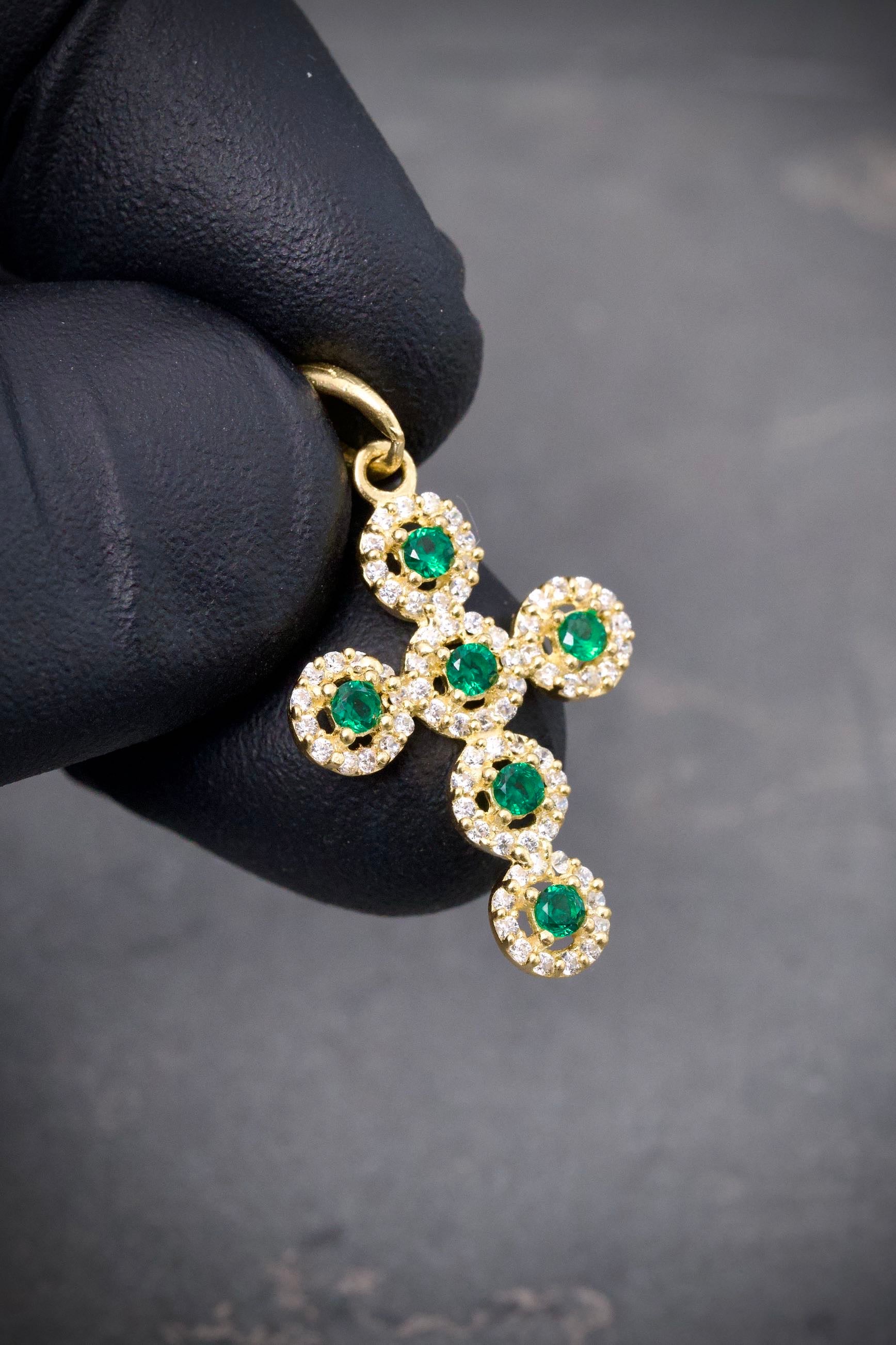 Dije Cruz con swarovski Verde 2.2gr / Largo 3cm / Oro Amarillo Nac B