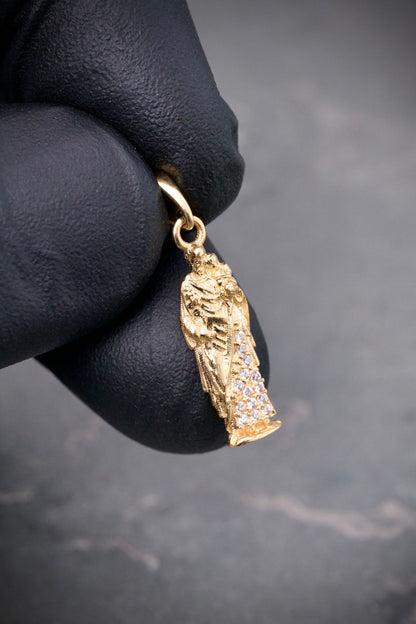 Dije SAN JOSE con swarovski blanco 1.35gr / Largo 2.4cm — Oro Amarillo