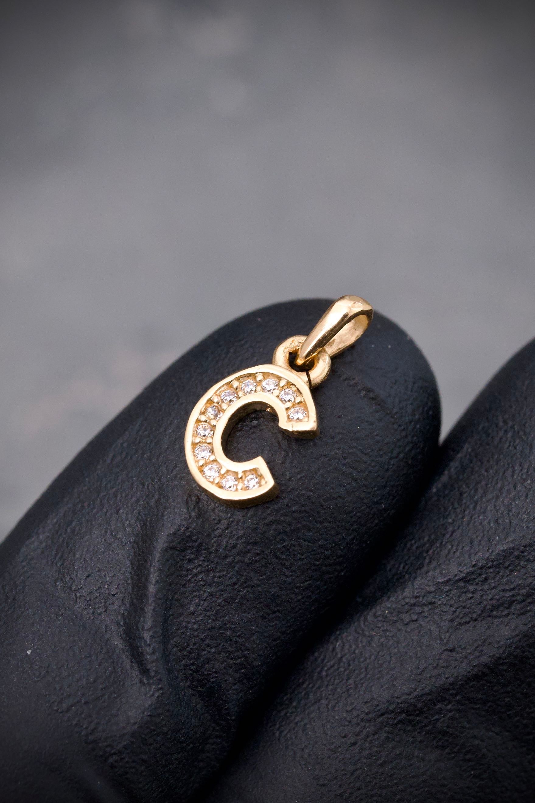 Dije letra c con swarovski blanco 0.75gr / Largo 1.5cm / Oro Amarillo Nac B