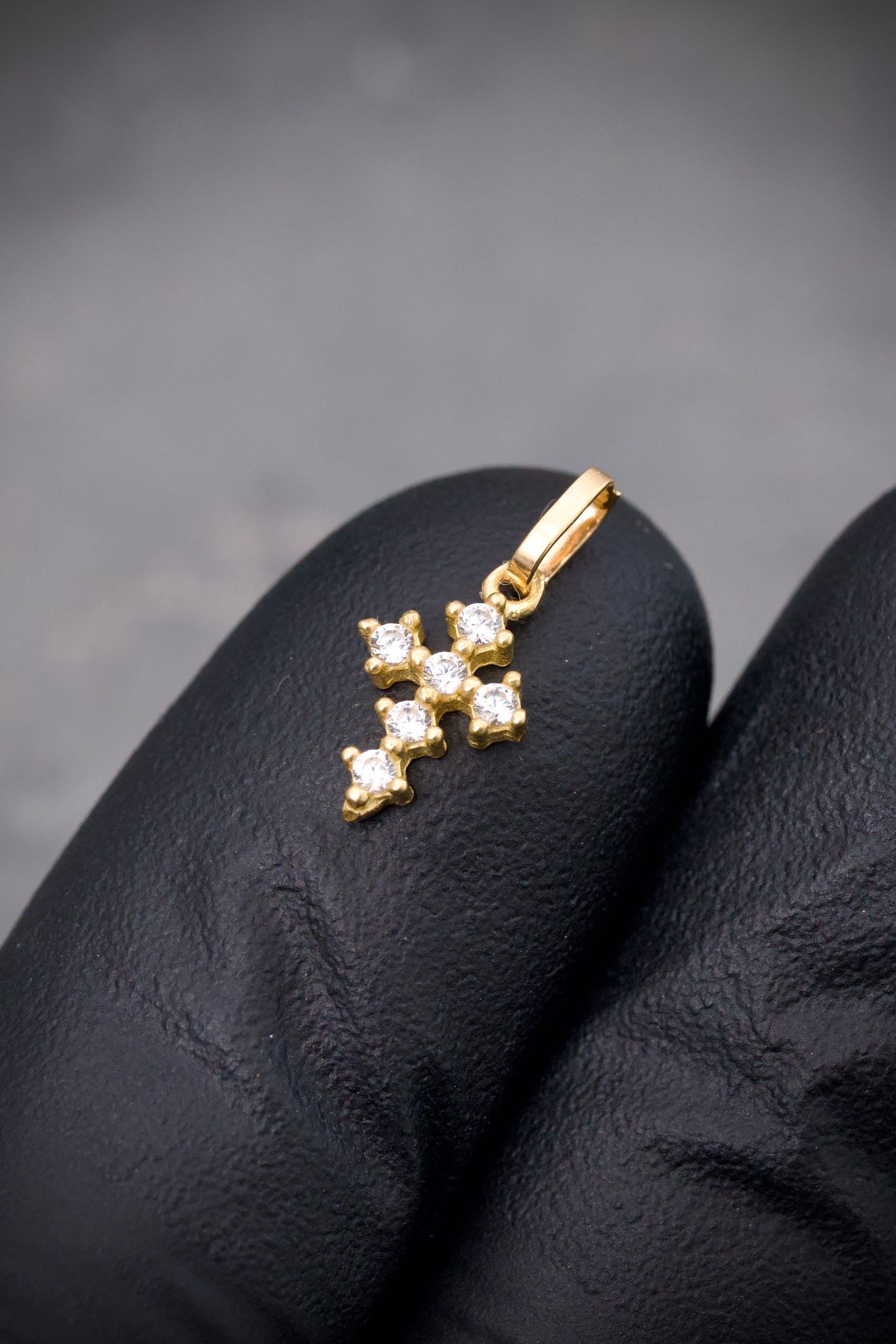 Dije Cruz con Swarovski blanco 0.45gr / Largo 1.5cm / Oro Amarillo Nac B