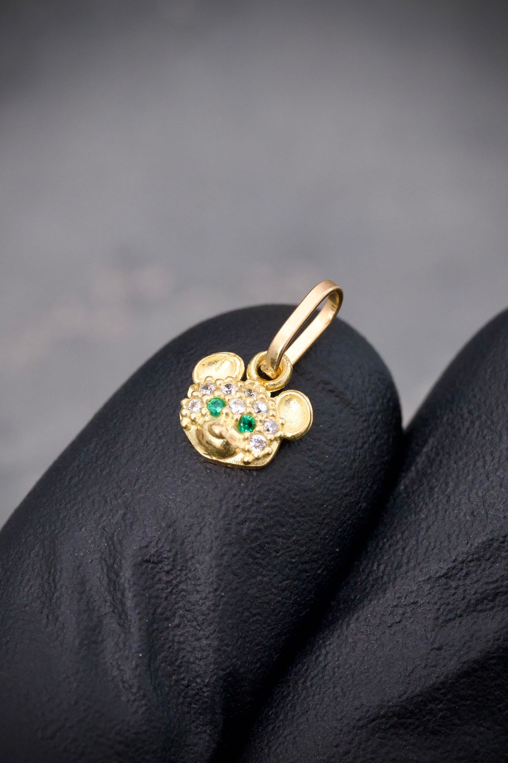 Dije oso con swarovski verde 0.5gr / Largo 1.1cm / Oro Amarillo Nac B