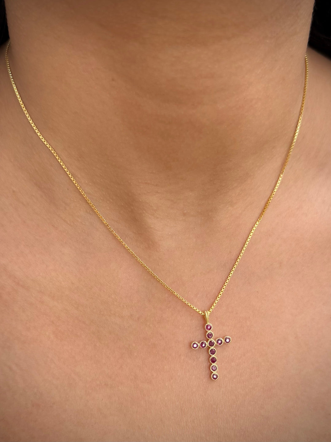 Dije con 62pts de Rubie 1.25gr / 2.5cm / 14.9mm — Oro Amarillo