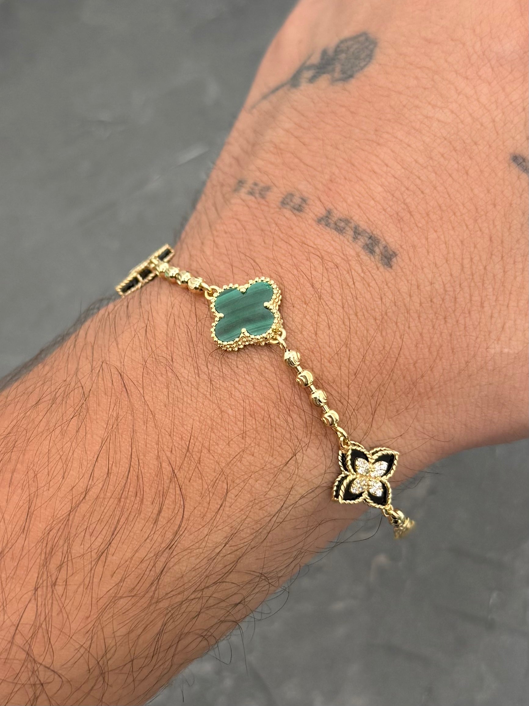 Pulso Lucky Clover Piedra Verde y Negra 9.7gr / 19cm / 13.8mm — Oro Amarillo
