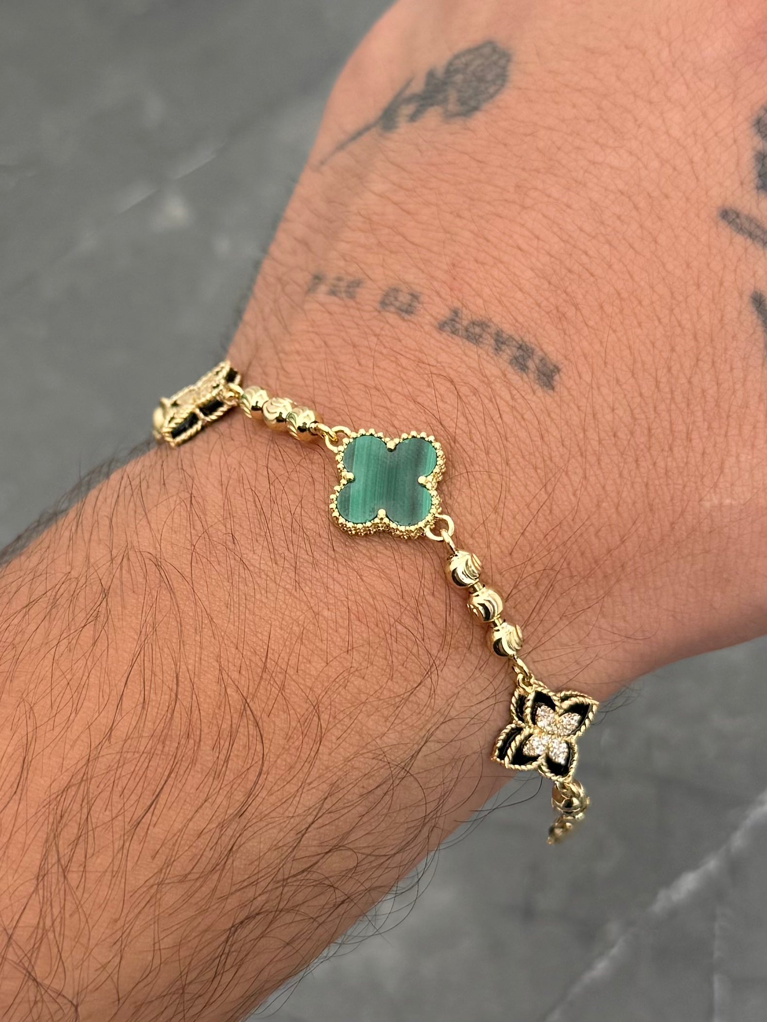 Pulso Lucky Clover Piedra Verde y Negra 10.75gr / 19cm / 13.8mm — Oro Amarillo
