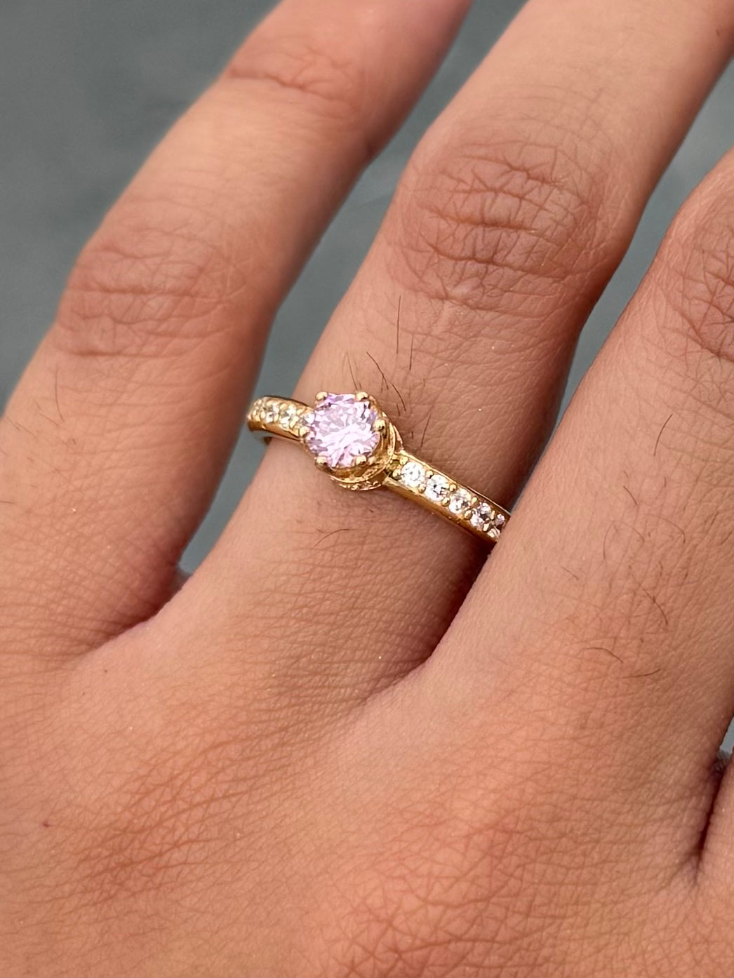 Solitario con Swarovski Rosado y Blanco 2.8gr / Talla 6 1/4 — Oro Amarillo