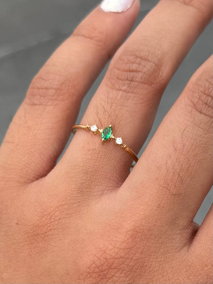 Anillo con Swarovski Verde y Blanco 0.9gr / Talla 6 — Oro Amarillo