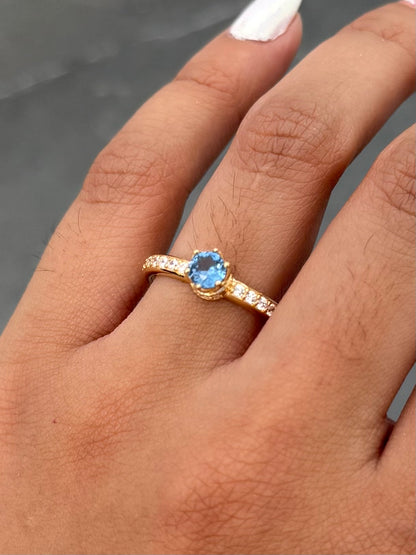 Solitario con Swarovski Azul y Blanco 2.45gr / Talla 7 — Oro Amarillo