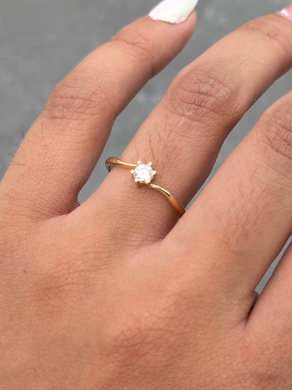 Solitario con Swarovski Blanco 1.7gr / Talla 7 3/4 — Oro Amarillo