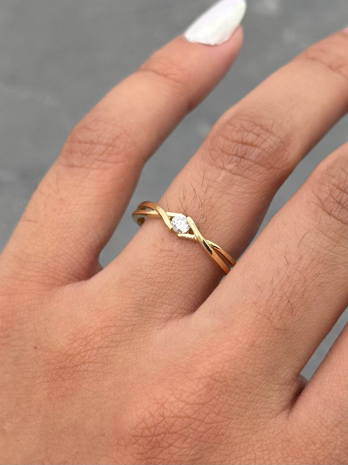 Solitario con Swarovski Blanco 1.35gr / Talla 6 — Oro Amarillo