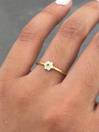 Anillo Flor con Swarovski Verde y Blanco 1.2gr / Talla 7 1/4 — Oro Amarillo
