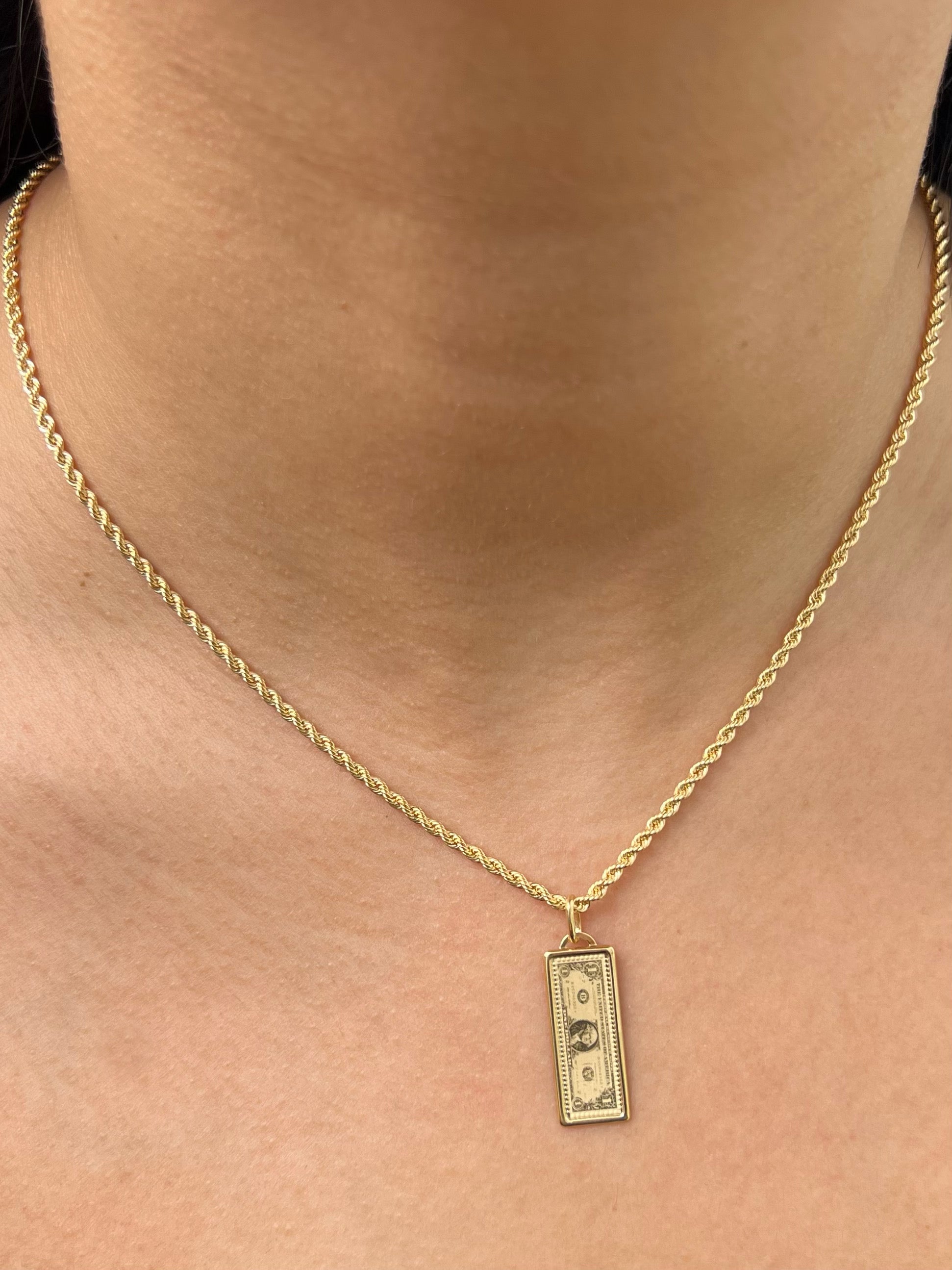 Dije dolar 1.1gr / Largo 3cm — Oro Amarillo