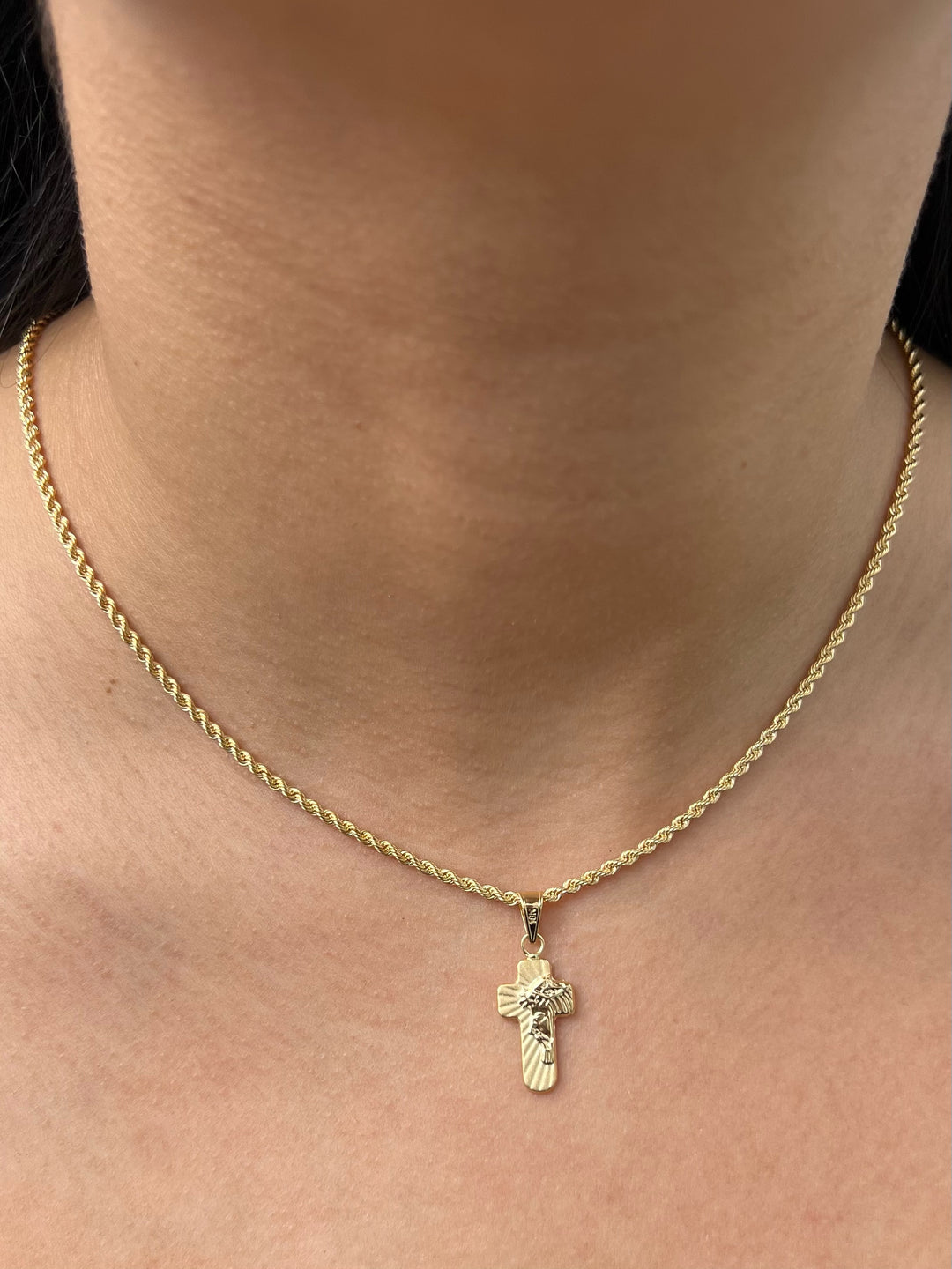 Dije cruz con cristo 0.75gr / Largo 2.6cm — Oro Amarillo