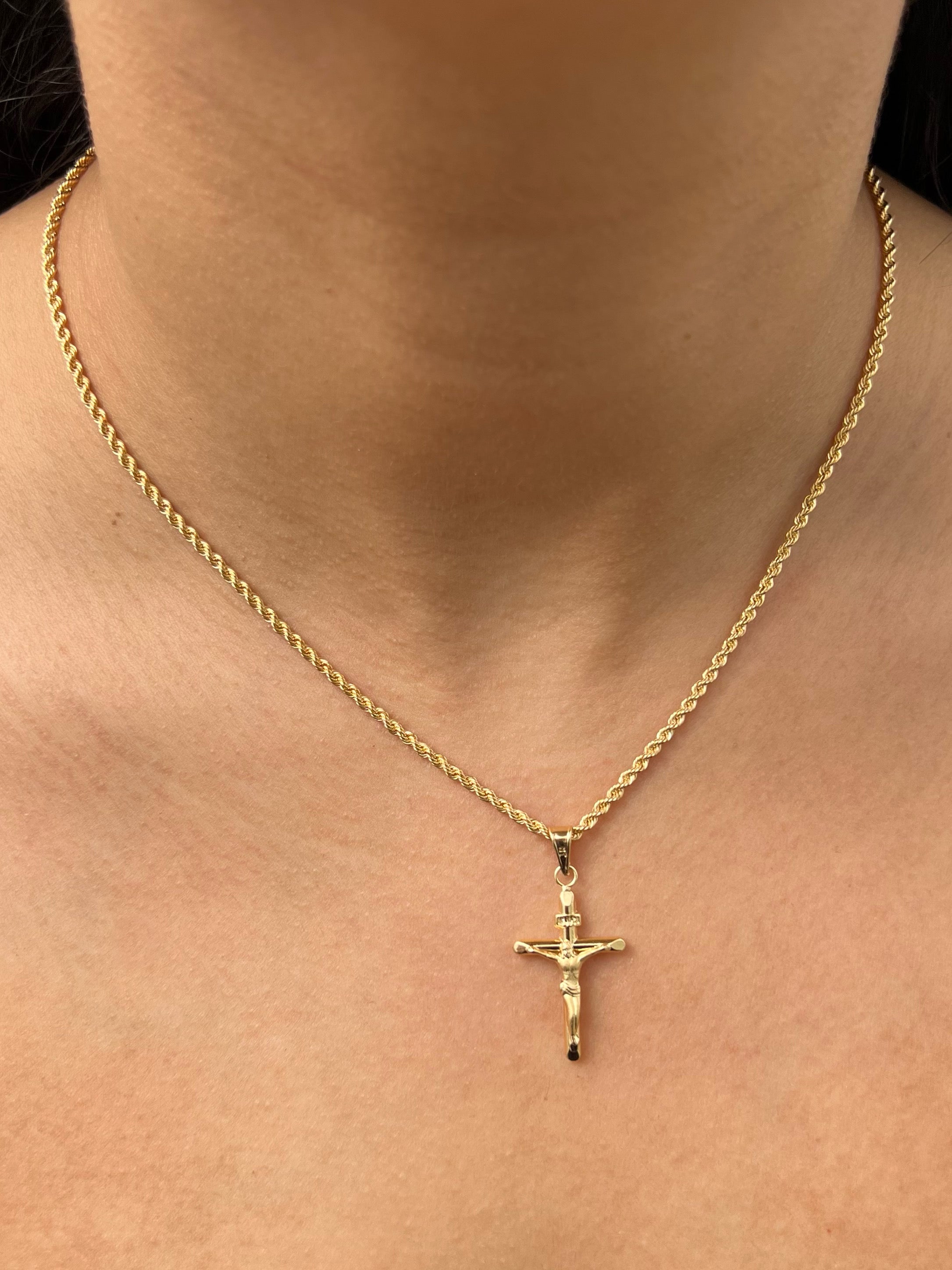 Dije de cruz con cristo 1.05gr / Largo 3.3cm / Oro Amarillo Nac M