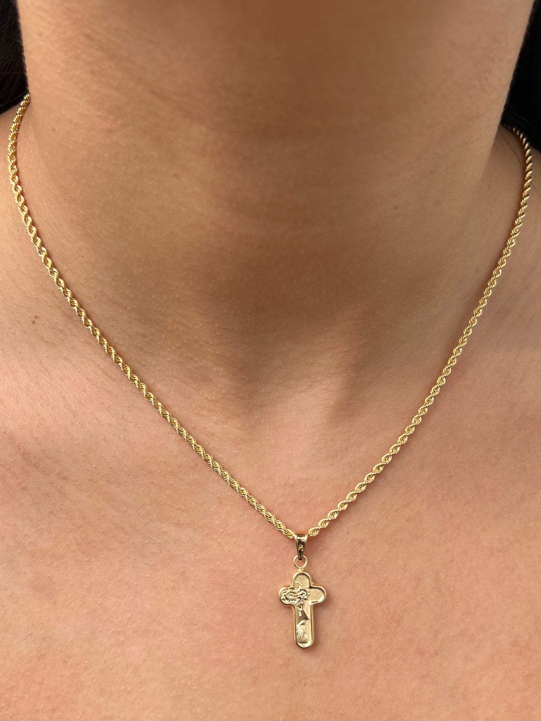Dije cruz con cristo 0.8gr / Largo 2.7cm — Oro Amarillo