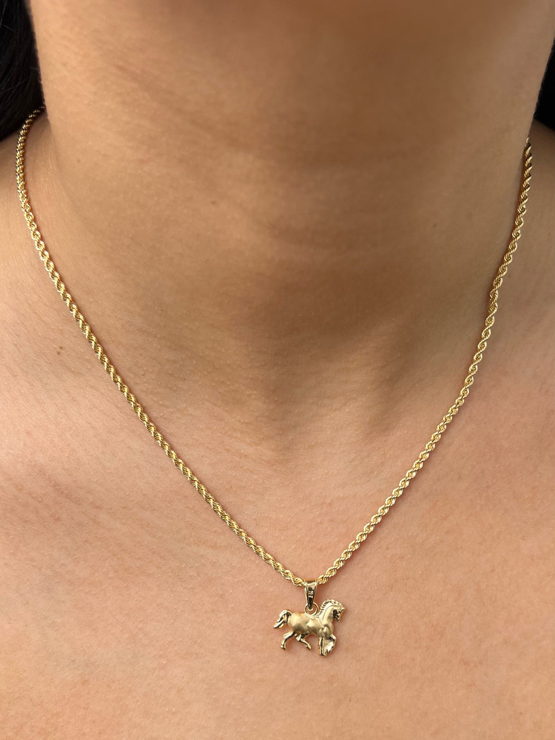 Dije caballo 0.9gr / Largo 1.7cm — Oro Amarillo