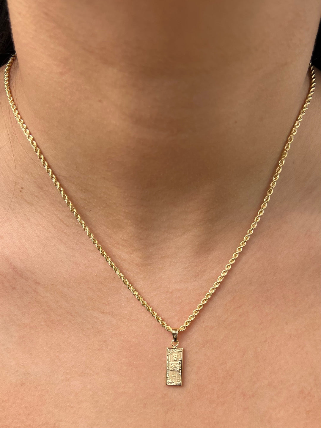 Dije dolar 0.8gr / Largo 2.3cm — Oro Amarillo