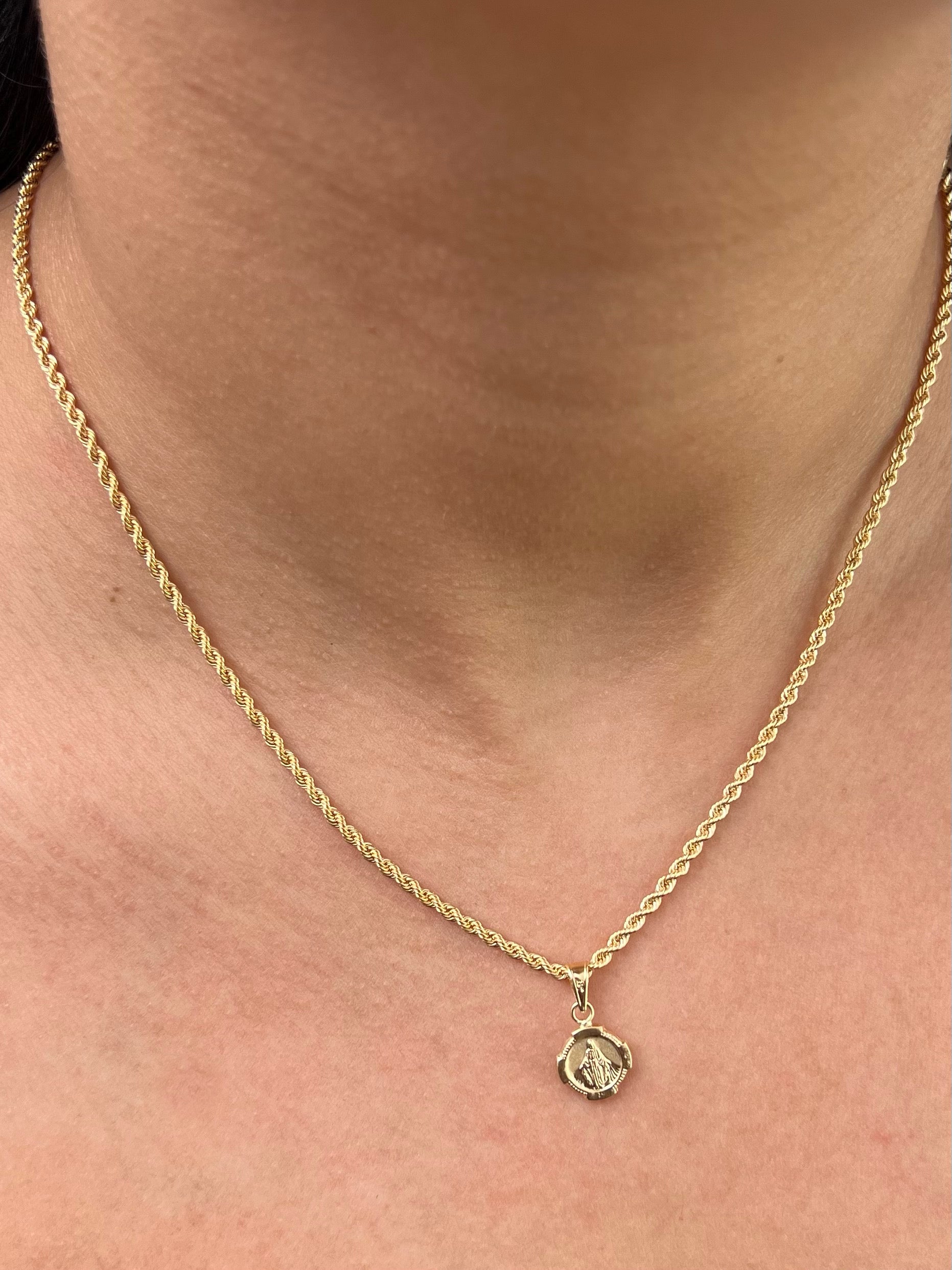 Dije virgen milagrosa 0.5gr / Largo 1.7cm — Oro Amarillo