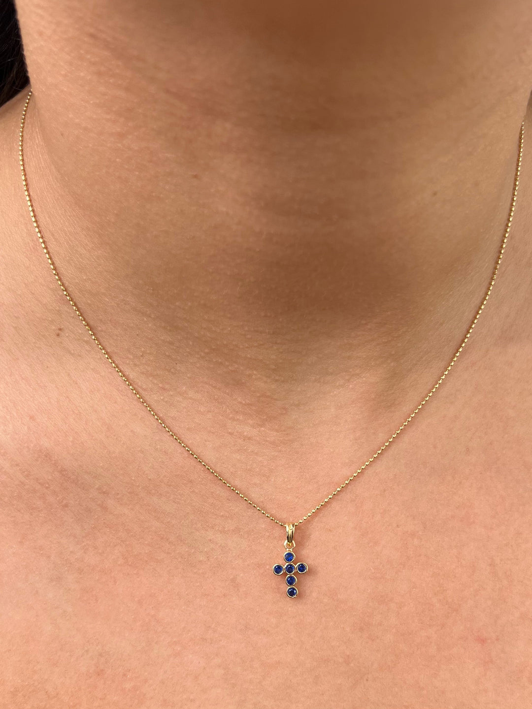 Dije cruz con swarovski azul 0.7gr / Largo 1.7cm — Oro Amarillo