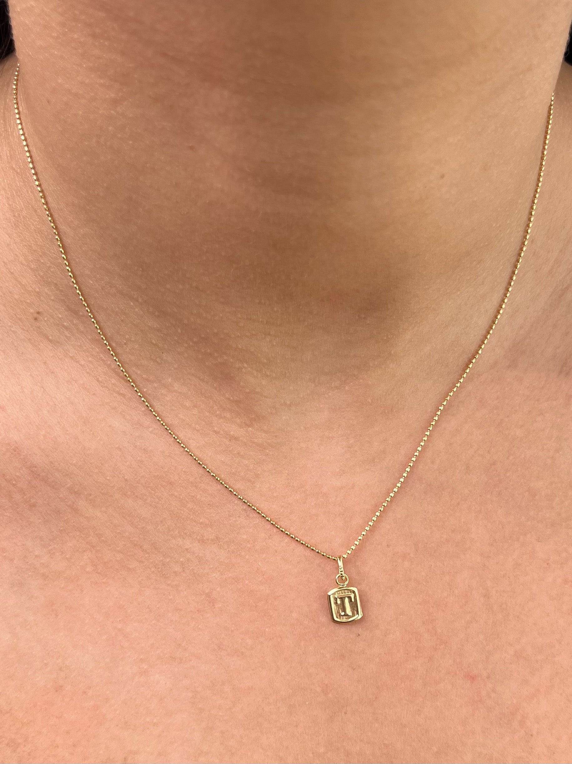 Dije letra t 0.4gr / Largo 1.5cm / Oro Amarillo Nac B