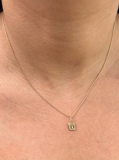 Dije letra t 0.4gr / Largo 1.5cm — Oro Amarillo