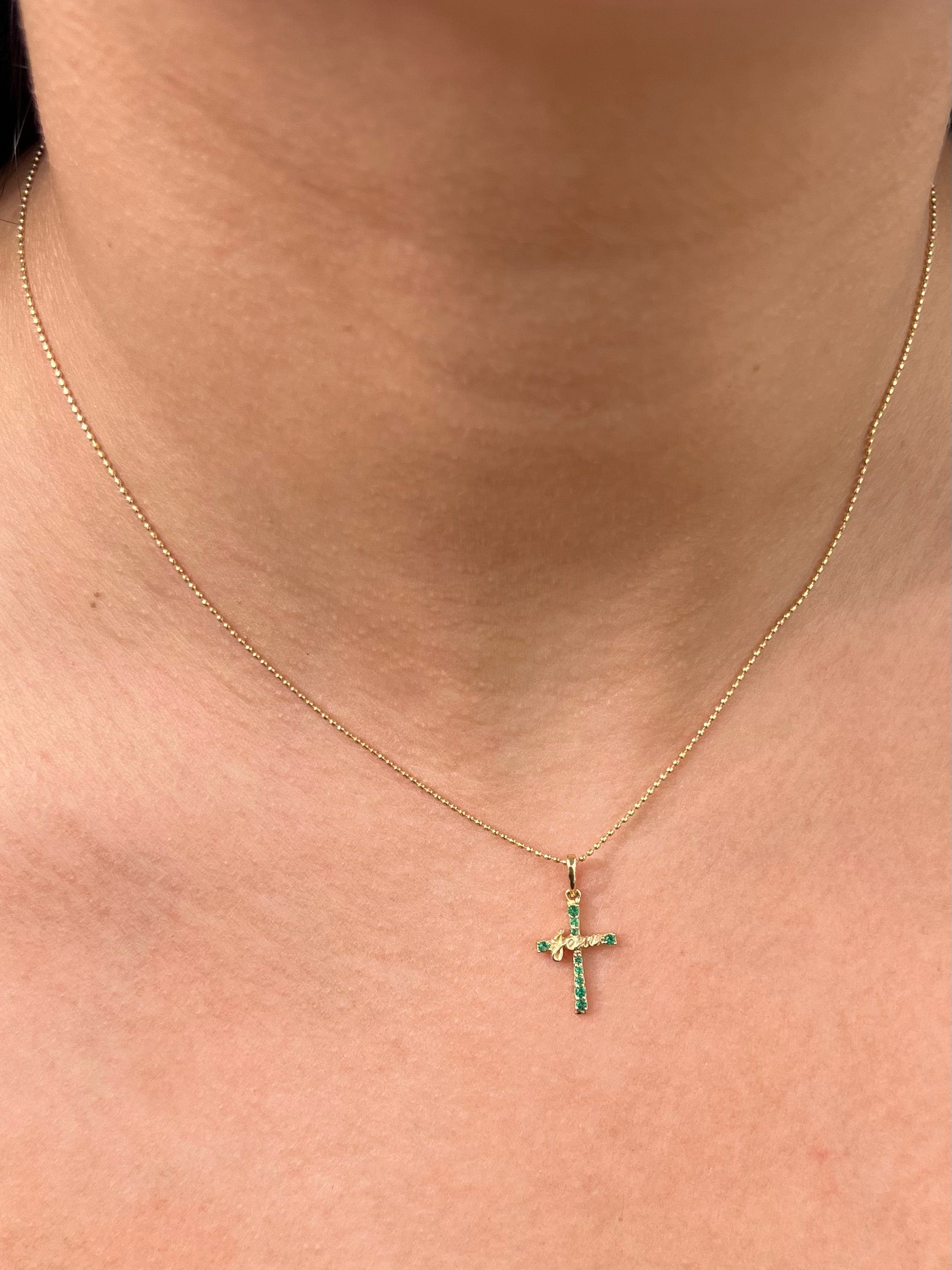 Dije cruz jesus con swarovski VERDE 0.95gr / Largo 2.1cm / Oro Amarillo Nac B