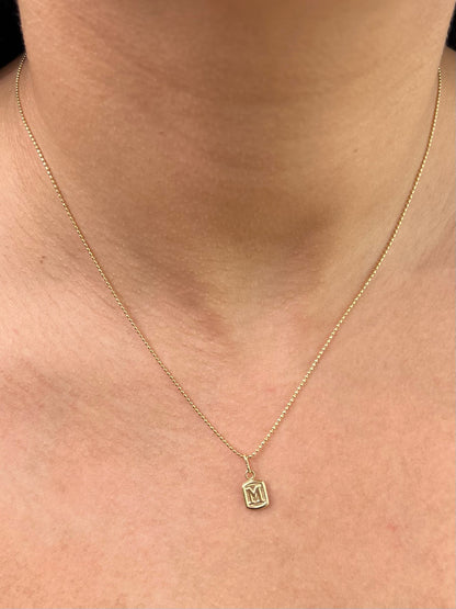 Dije letra m 0.35gr / Largo 1.5cm / Oro Amarillo Nac B