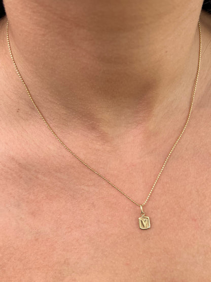 Dije letra v 0.35gr / Largo 1.5cm — Oro Amarillo