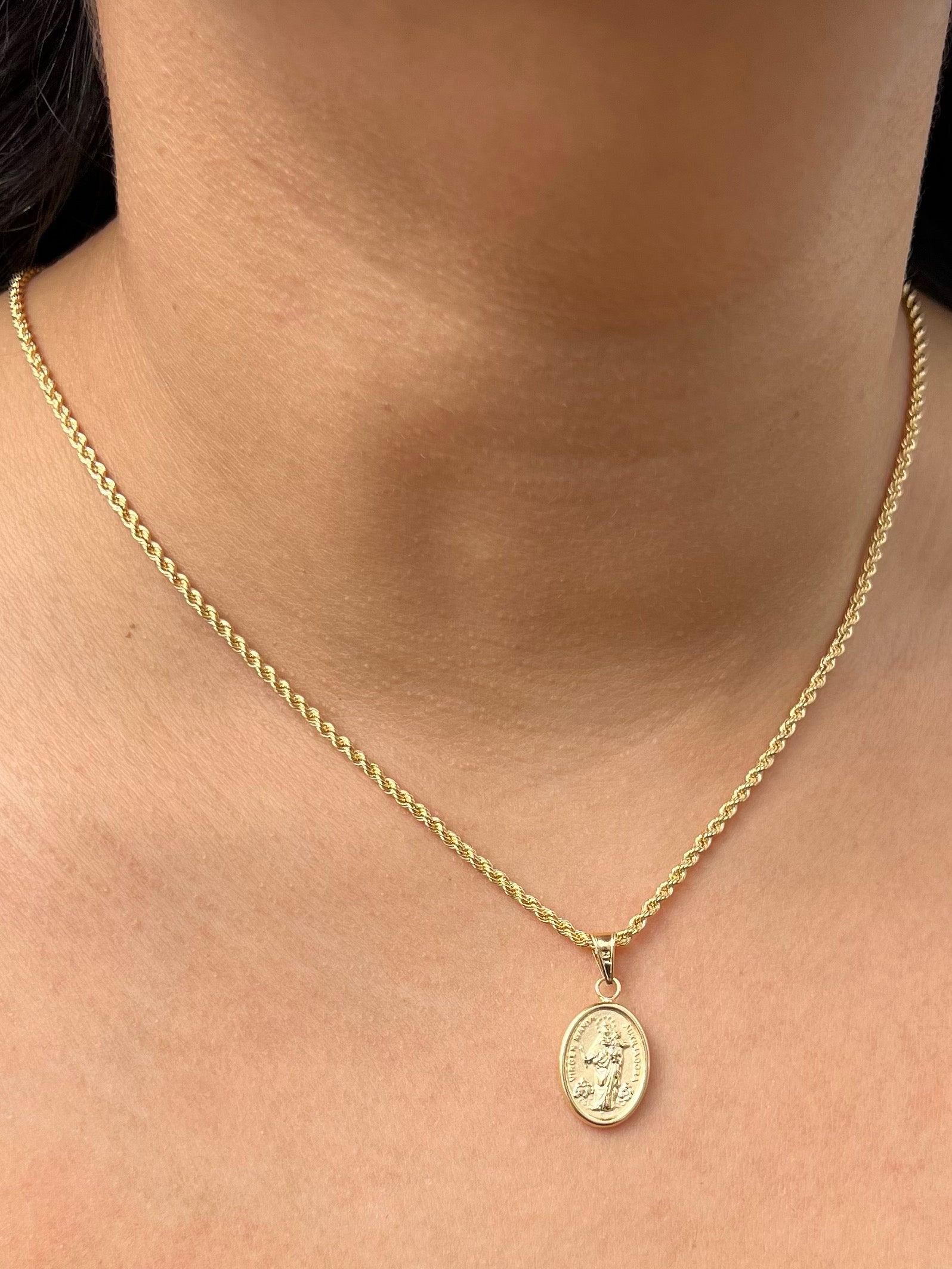 Dije virgen maria auxiliadora 1.1gr / Largo 2.5cm / Oro Amarillo Nac P