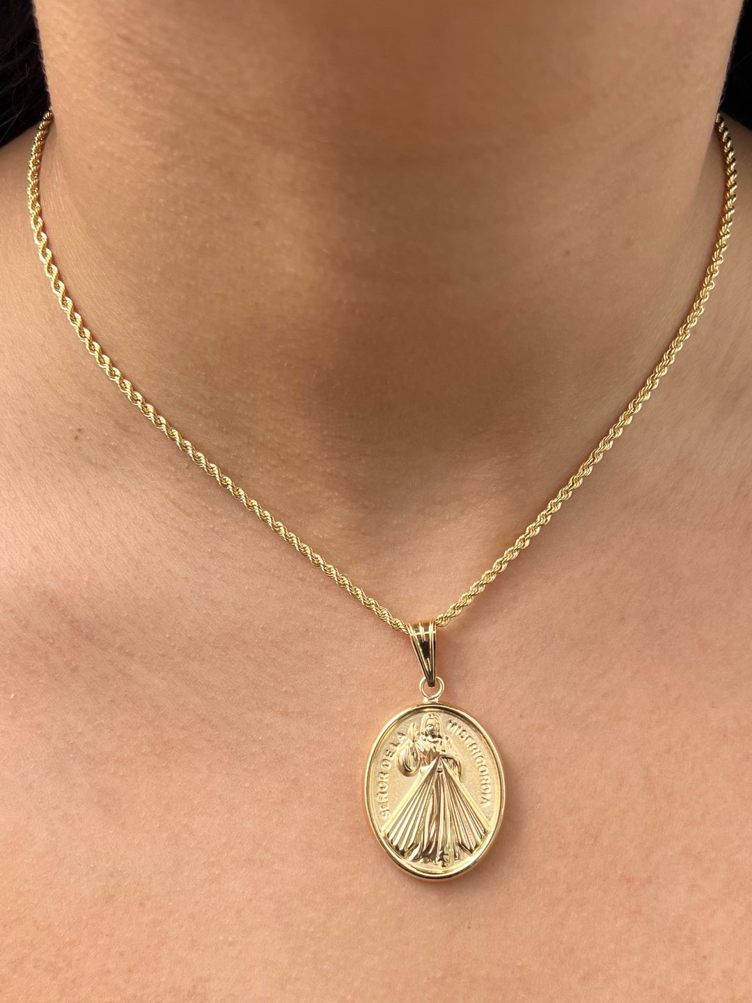 Dije señor de la misericordia 4.7gr / Largo 4.4cm — Oro Amarillo