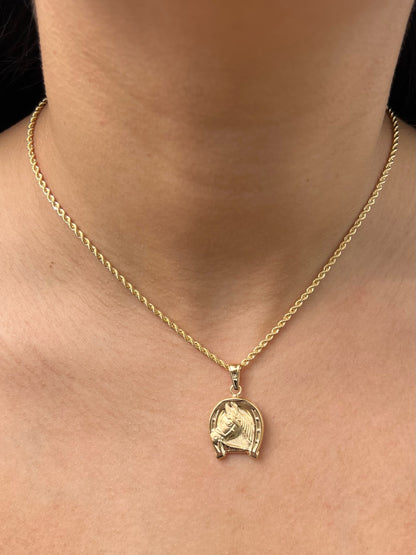 Dije herradura con caballo 2.15gr / Largo 3.1cm / Oro Amarillo Nac B
