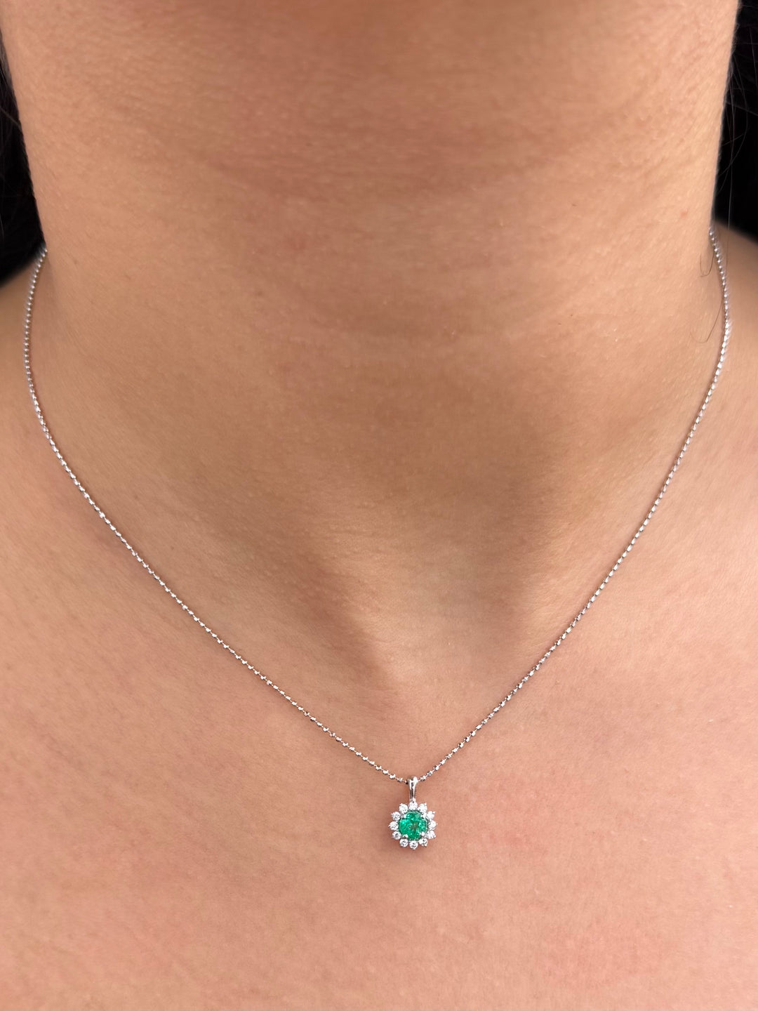 Dije con 28pts de Esmeralda y 12pts de Diamantes 0.65gr / 1.1cm / 7.6mm — Oro Blanco
