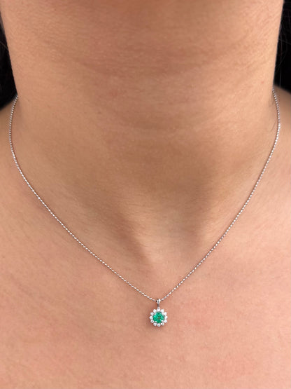 Dije con 27pts de Esmeralda y 12pts de Diamantes 0.7gr / 1.1cm / 7.7mm — Oro Blanco