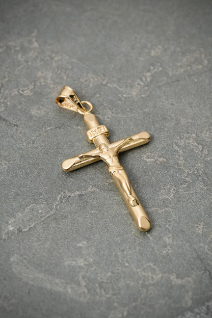 Dije cruz con cristo 0.75gr / Largo 2.7cm — Oro Amarillo