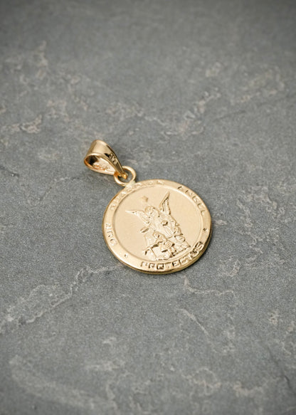 Dije angel de la guarda 1.25gr / Largo 2.4cm — Oro Amarillo