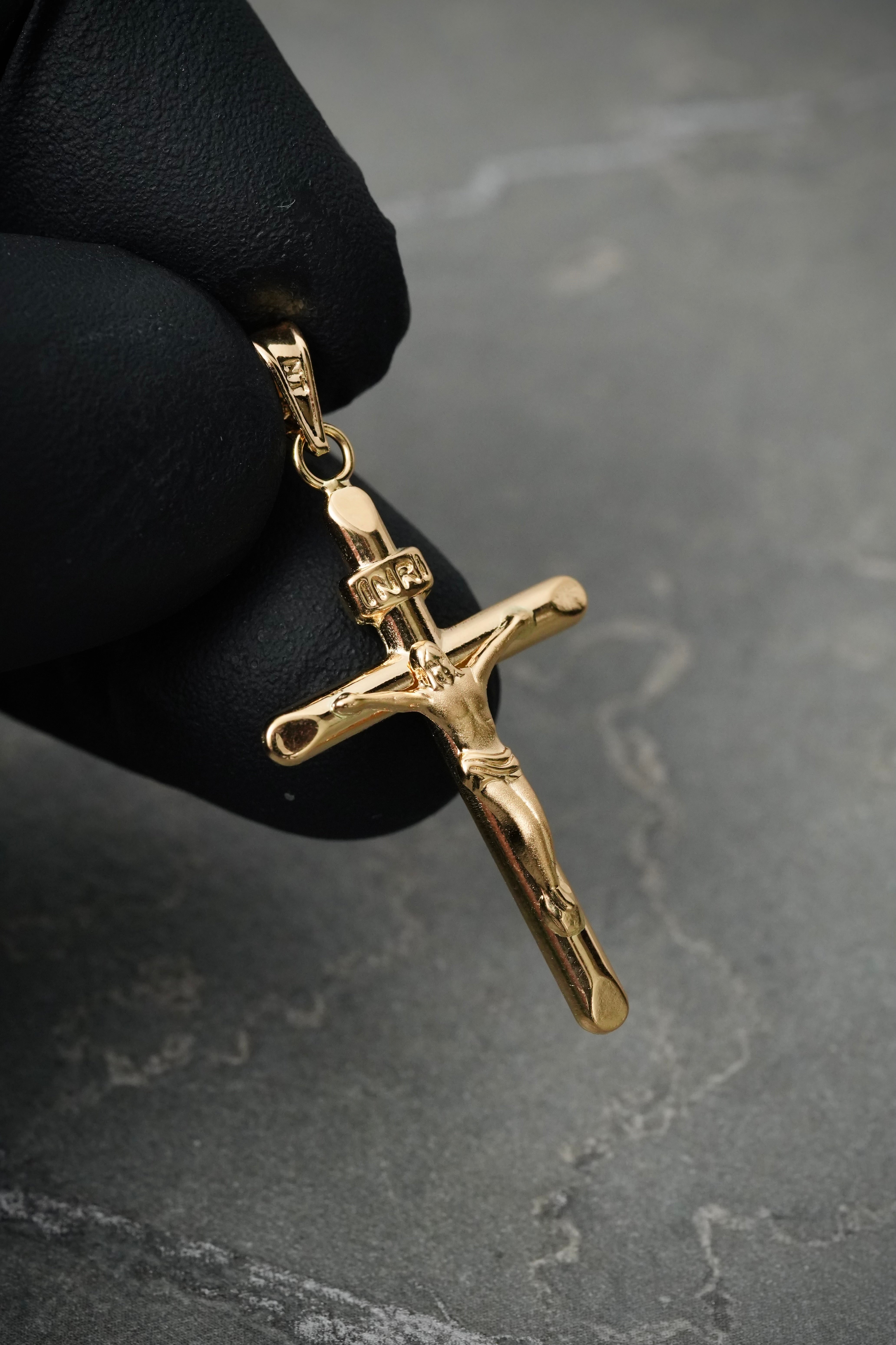 Dije cruz con cristo 0.75gr / Largo 2.7cm — Oro Amarillo